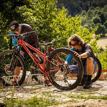 Osada Za Gorami Za Lasami